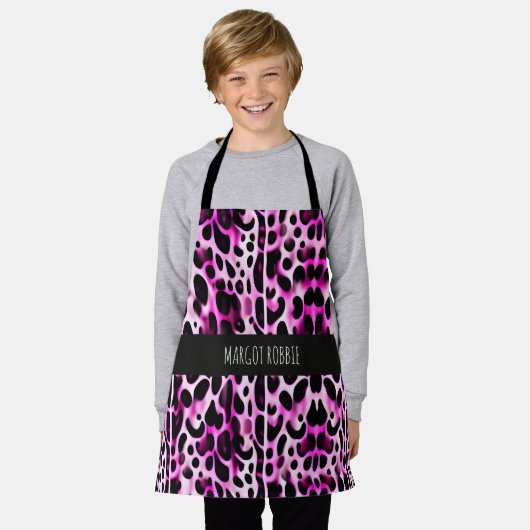 ピンクがかったヒョウ3D垂直アイソメパターン エプロン (着用した状態)