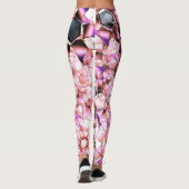 ピンクがかった花弁のような形に囲まれた六角形 レギンス (裏面)