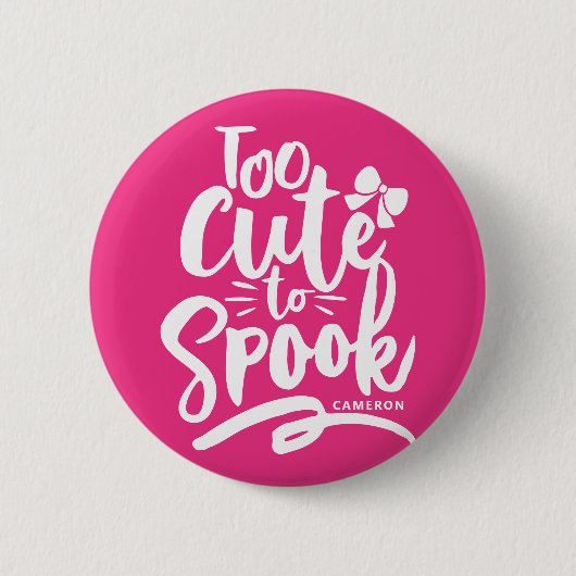 ピンクが可愛すぎてスプックできないレタリングハロウィーン 缶バッジ (正面)