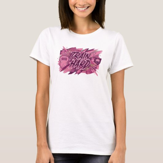 ピンクが目を引く「TRAIN HARD」ステートメントTシャツ Tシャツ (正面)