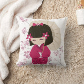 ピンクこけし人形の枕 – 白い背景 クッション (ブランケット)