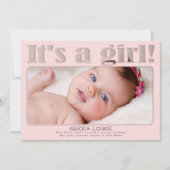 ピンクそれは女の子のカスタムな新生児の写真の誕生です 案内状 (正面)