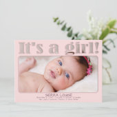 ピンクそれは女の子のカスタムな新生児の写真の誕生です 案内状 (スタンド正面)