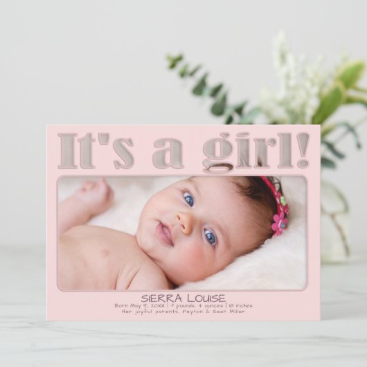 ピンクそれは女の子のカスタムな新生児の写真の誕生です 案内状 (スタンド正面)