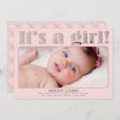 ピンクそれは女の子のカスタムな新生児の写真の誕生です 案内状 (正面/裏面)