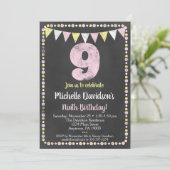 ピンクとイエローのチョークボード 9歳の誕生日パーティー招待状 招待状 (スタンド正面)