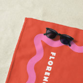 ピンクとオレンジのスクイグル（波線） テキスト付き ビーチタオル (インサイチュ)