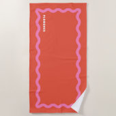 ピンクとオレンジのスクイグル（波線） テキスト付き ビーチタオル (正面)