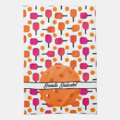 ピンクとオレンジのピックボールのパドルパーソナライズされた キッチンタオル (縦)