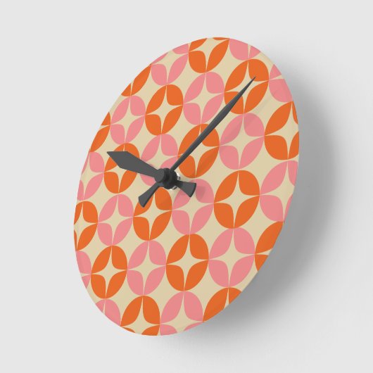 ピンクとオレンジのミッドセンチュリーモダン幾何学模様 ラウンド壁時計 (傾斜)