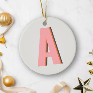 ピンクとオレンジのレトロタイポグラフィモノグラムイニシャル セラミックオーナメント