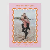 ピンクとオレンジの波形が新年を迎える マグネット招待状 (正面)