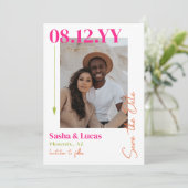 ピンクとオレンジの矢印タイポグラフィ写真の日付を保存 セーブザデート (スタンド正面)