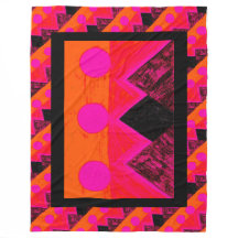 ピンクとオレンジ色の他の世界のピラミッド