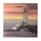 ピンクとオレンジ色の空を持つ海岸灯台 タイル (正面)