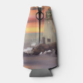 ピンクとオレンジ色の空を持つ海岸灯台 ボトルクーラー (裏面)