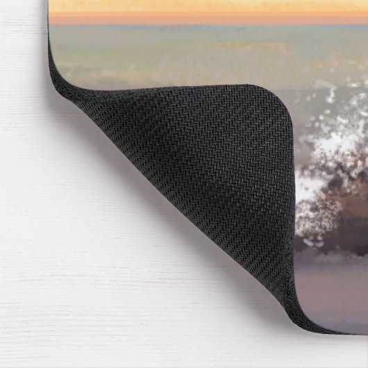 ピンクとオレンジ色の空を持つ海岸灯台 マウスパッド (コーナー)