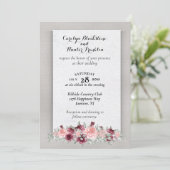 ピンクとクリムゾンのバラとモノグラム結婚の 招待状 (スタンド正面)