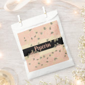 ピンクとクリームがアクセントになっているフローラ フェイバーバッグ (クリップ留めされた状態)