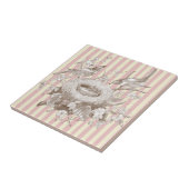 ピンクとクリームの背景のラ・プティ・ファミリー タイル (側面)