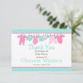 ピンクとグリーンのベビーライン赤ちゃんシャワーポスター サンキューカード (スタンド正面)