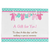 ピンクとグリーンのベビーライン赤ちゃんシャワーポスター ラージペーパーバッグ (裏面)