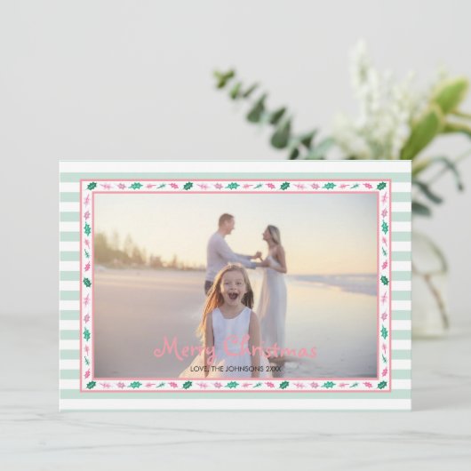 ピンクとグリーンのホリーリーフボーダー ファミリーフォト シーズンカード (スタンド正面)