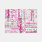 ピンクとグリーンの名前コラージガールズアロバープリント フリースブランケット (正面(横))