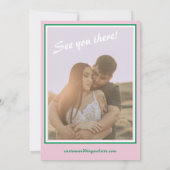 ピンクとグリーンの大きなモノグラム　クリエイティブで大胆で楽しいウェディング 招待状 (裏面)