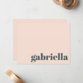 ピンクとグリーンの大胆なタイポグラフィー名前入りパーソナライズド ノートカード (正面/裏面インサイチュ)