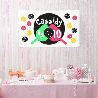 ピンクとグリーンの女の子 横断幕