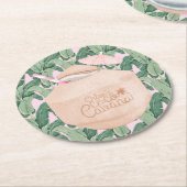 ピンクとグリーンの熱帯葉産 |ココナッツドリンク | ラウンドペーパーコースター (アングル)