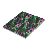 ピンクとグリーンの織りイカット。セラミックタイル タイル (側面)