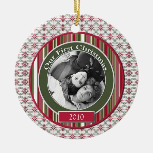 ピンクとグリーン私たちの最初のクリスマスオーナメント セラミックオーナメント (正面)