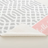 ピンクとグレーのトレリス・モノグラム |編集可能な色 シェルパブランケット (3/4)