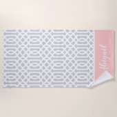 ピンクとグレーのトレリス・モノグラム |編集可能な色 ビーチタオル (正面)