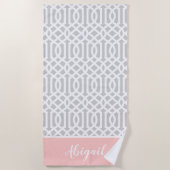 ピンクとグレーのトレリス・モノグラム |編集可能な色 ビーチタオル (正面)