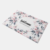 ピンクとグレーのフローラ水の色のパターンへようこそ ドアマット (アングル)