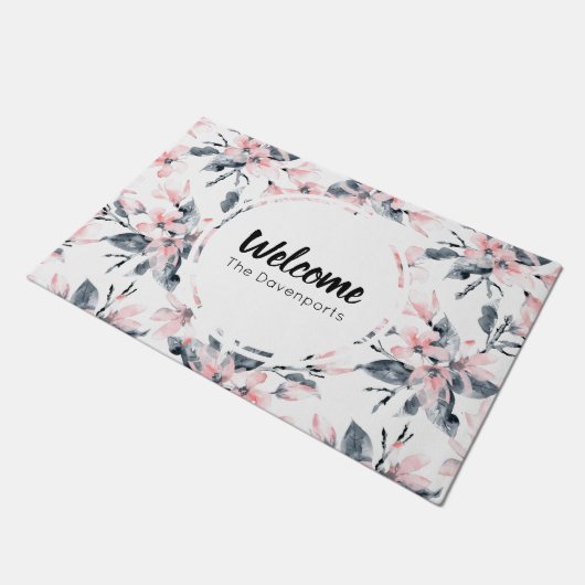 ピンクとグレーのフローラ水の色のパターンへようこそ ドアマット (アングル)