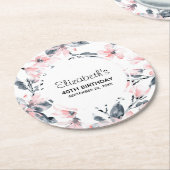 ピンクとグレーのフローラ水色パターン誕生日 ラウンドペーパーコースター (アングル)