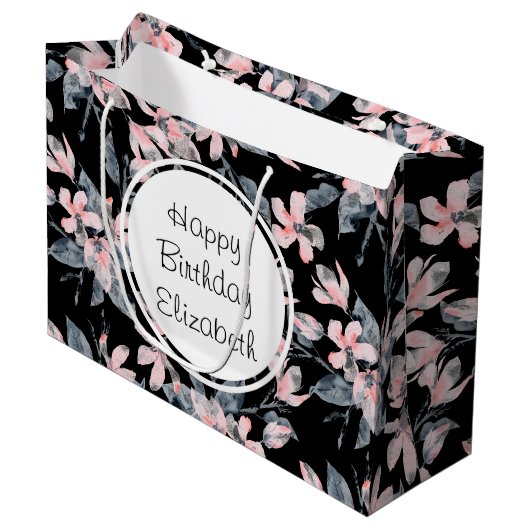 ピンクとグレーのフローラ水色パターン誕生日 ラージペーパーバッグ (正面アングル)