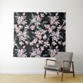 ピンクとグレーのフローラ水色パターン タペストリー (インサイチュ(横))