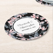 ピンクとグレーのフローラ水色パター結婚ン ラウンドペーパーコースター (アングル)