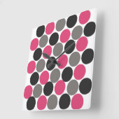 ピンクとグレーのポリカドット スクエア壁時計 (傾斜)