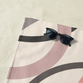 ピンクとグレーの円 ビーチタオル (インサイチュ)