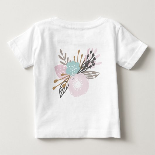 ピンクとグレーの小さなユニコーンの手文字フローラ ベビーTシャツ (裏面)