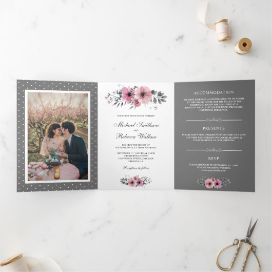 ピンクとグレーの水の色のフローラの写真結婚の 三つ折り招待状 (内部)