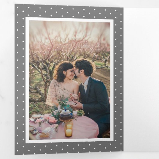 ピンクとグレーの水の色のフローラの写真結婚の 三つ折り招待状 (内部最初)