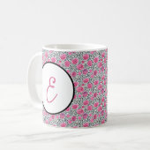 ピンクとグレーの水彩花模様モノグラム コーヒーマグカップ (正面左)