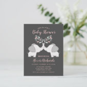 ピンクとグレーの赤ちゃん女の子ツインシャワーで象 インビテーションポストカード (スタンド正面)